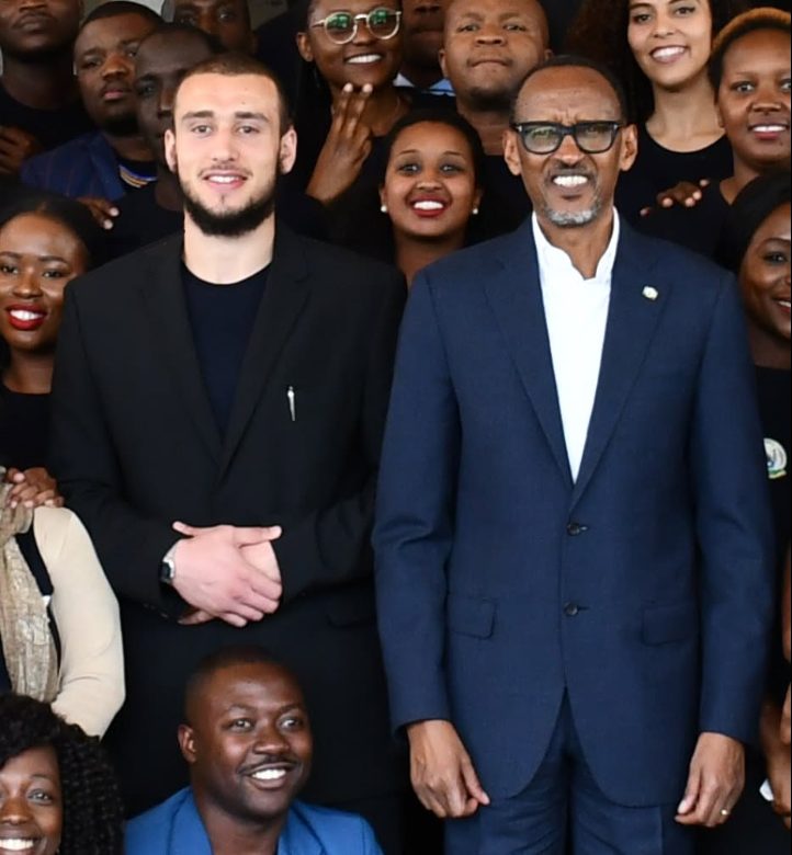 Alhareth Elshibani : Avec le président rwandais Paul Kagame, 2018